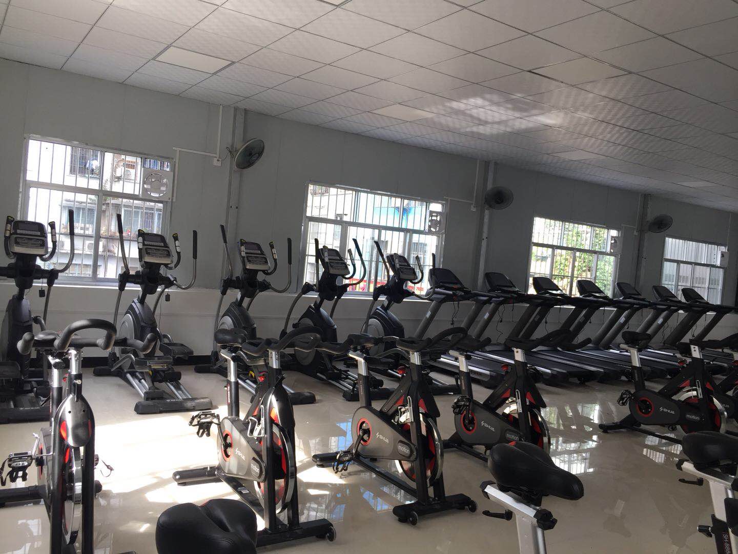 健身器材-广西第一人民医院职工健身房